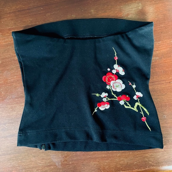 RARE | Crop Top with Back Accent Embroidery - Picture 12 of 14